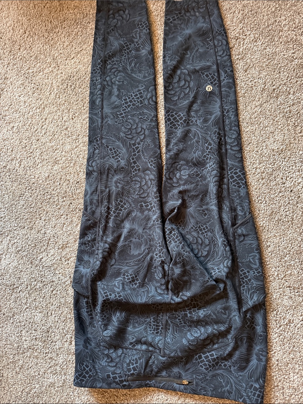 lululemon women’s Black and navy Tonal Floral Joggers